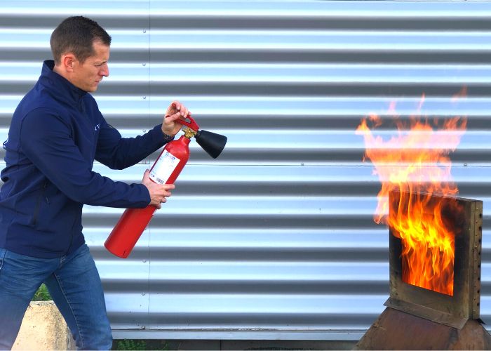 Formation Manipulation des extincteurs sur feu réel