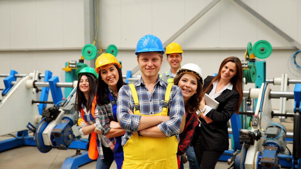 Collaborateurs souriants illustrant une culture de sécurité positive en entreprise